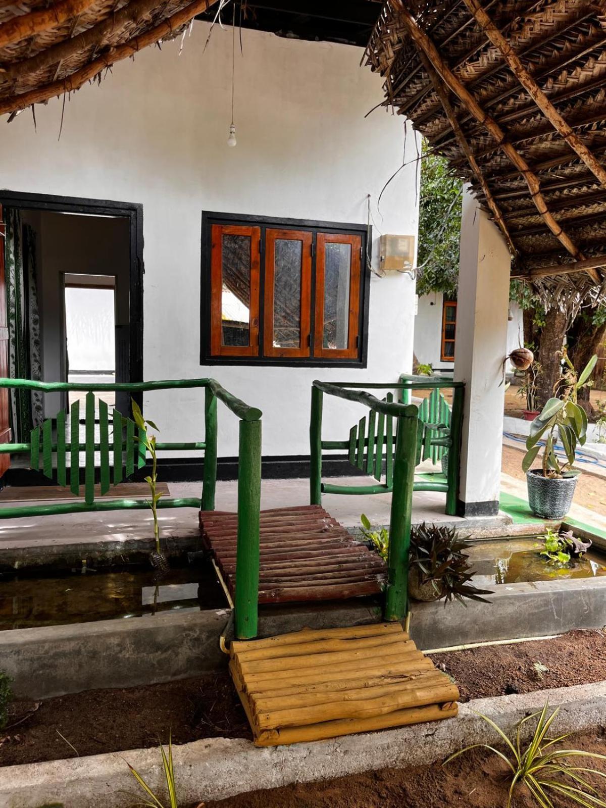 Surfing Lion Hostel Arugam Bay Exterior photo